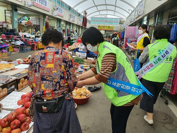 ▲보성군은 7일 녹차골 보성향토시장에서 복지의식 개선 홍보 캠페인을 전개했다.(사진제공=보성군)