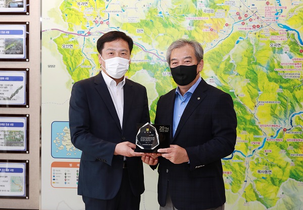 ▲곡성군이 지난 7일 소상공인 지원 공로로 전남신용보증재단으로부터 감사패를 받았다.(사진제공=곡성군)