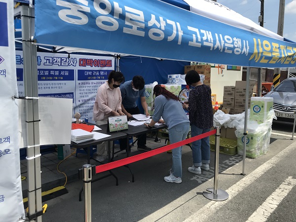 ▲지난 강진 중앙로상가 동행세일 행사 모습(사진제공=강진군)