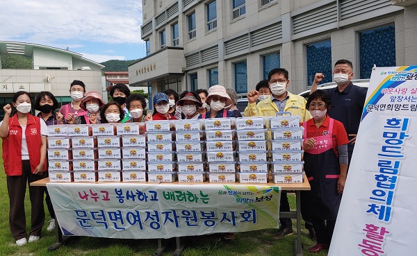 ▲보성군 문덕면 여성자원봉사회는 지난 8일 추석을 맞이하여 어려운 이웃을 찾아 봉사활동을 펼쳤다.(사진제공=보성군)