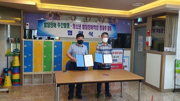 ▲순천시립 삼산도서관은 지난 8일 느린학습자들의 독서문화 정착과 독서 프로그램운영을 위해 (사)전국장애인부모연대 순천시지회와 업무협약을 체결했다.(사진제공=순천시)