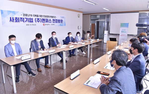 ▲이용섭 광주광역시장이 10일 오후 광산구 평동산단에 위치한 사회적경제 기업 (주)멘퍼스를 방문해 직원들과 간담회를 갖고 애로사항을 청취하고 있다.(사진제공=광주광역시)