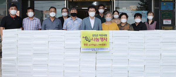 ▲지난 13일 (사)대한한돈협회 강진군지부는 추석을 맞이해 돼지고기를 강진군에 기탁했다.(사진제공=강진군)