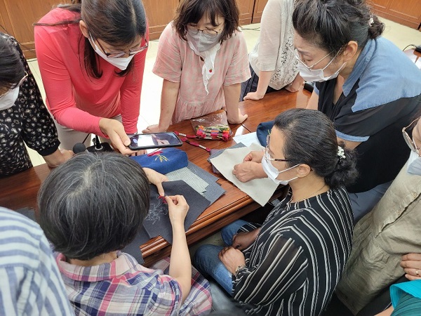 ▲구례군이 여성농업인들에게 야생화 홈 자수 이론과 실습을 중심으로 교육을 진행하고 있다.(사진제공=구례군)