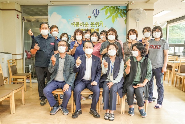 ▲김종식 목포시장이 추석 명절을 맞아 자혜양로원을 방문 위문품을 전달했다.(사진제공=목포시)