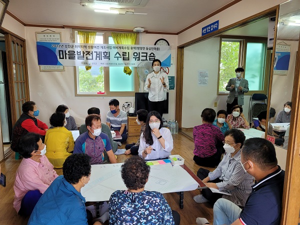 ▲병영면 동삼인 마을 주민설명회애서 주민들이 의견을 나누고 있다.(사진제공=강진군)