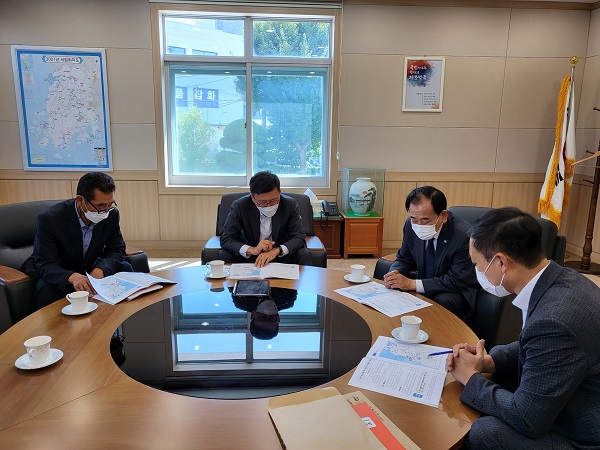 ▲김준성 영광군수는 이용욱 익산지방국토관리청장을 만나 지역 현안사업 3건을 건의 했다.(사진제공=영광군)