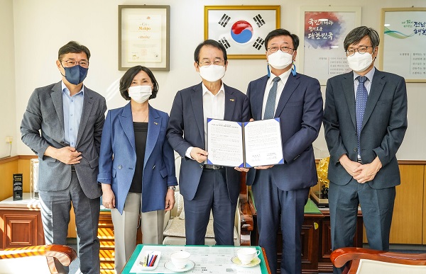 ▲목포시가 27일 목포중앙병원과 ‘2021년 공공 어린이 재활의료센터’ 건립사업의 성공적 추진을 위해 업무협약을 체결했다.(사진제공=목포시)