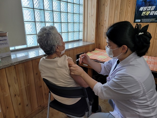 ▲강진군은 만 65세 어르신을 대상으로 오는 12월 말까지 ‘폐렴구균’ 무료 예방접종 실시한다.(사진제공=강진군)