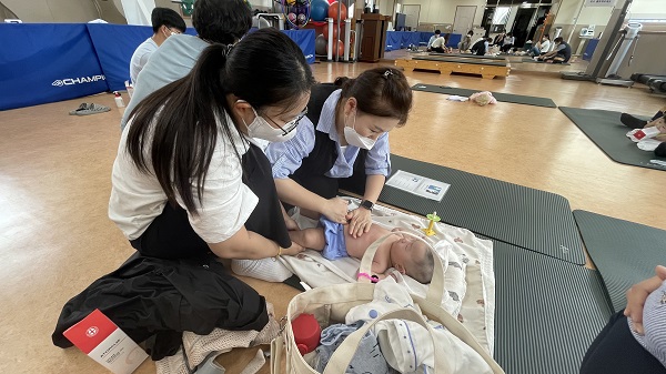 ▲진도군 보건소가 ‘쑥쑥 크는 오감 발달 베이비 마사지 교실’을 운영하고 있다.(사진제공=진도군)