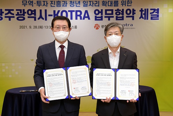 ▲이용섭 광주광역시장이 28일 오후 시청 비즈니스룸에서 유정열 KOTRA 사장과 무역·투자 진흥과 청년 일자리 상호협력 증진 업무협약을 체결한 후 기념촬영을 하고 있다.(사진제공=광주광역시)