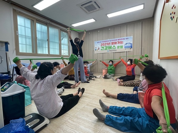 ▲무안군은 마을로 직접 찾아가는 건강버스를 운영 하고 있다.(사진제공=무안군)