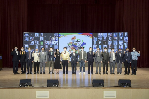 ▲순천시는 지난달 30일  2022년 제61회 전라남도 체육대회 조직위원회 발대식을 개갖고 기념촬영을 하고 있다.(사진제공=순천시)