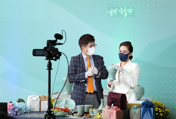 ▲강진 청자축제, 명품 청자 네이버 쇼핑 라이브를 진행하고 있다.(사진제공=강진군)