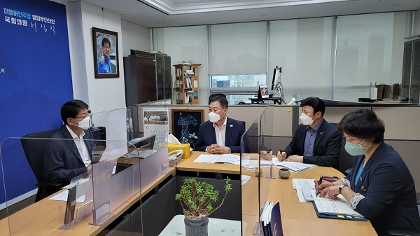 ▲김산 무안군수(왼쪽 두번째)는 지난 6일 국회를 방문해 서삼석 국회의원(왼쪽 첫번째)에게 주요 현안사업의 필요성을 설명하고 국비 반영을 요청했다.(사진제공=무안군)
