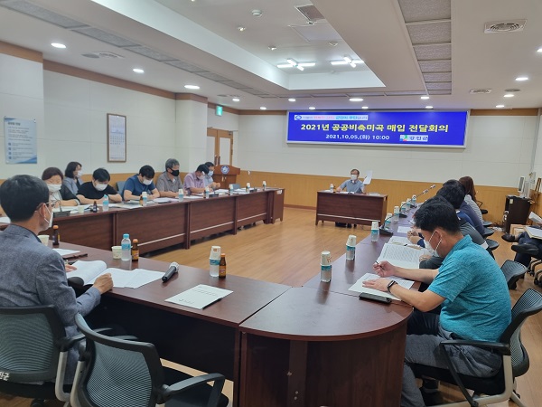 ▲지난 5일 2021년산 공공비축미곡 매입 관계자 회의를 개최해 매일 일정, 담당 임무 등을 공유했다.(사진제공=강진군)