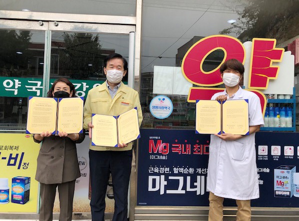 ▲무안군은 지역 내 약국들과 자살을 예방하고 생명의 중요성을 일깨우기 위한 지역약국 생명지킴이 상호협력 협약을 체결했다.(사진제공=무안군)