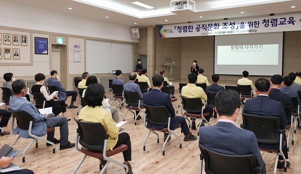 ▲구례군은 지난 12일 5급 이상 간부공무원을 대상으로 청렴한 공직문화 조성을 위한 특강을 실시했다.(사진제공=구례군)