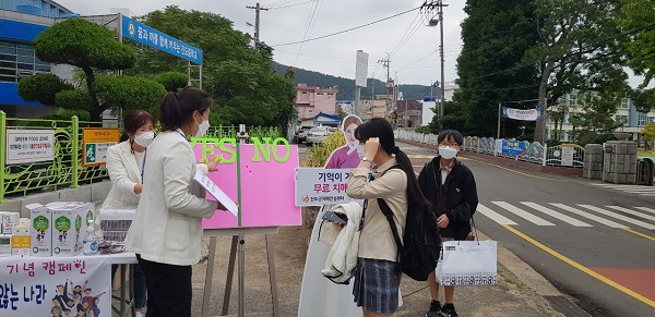 ▲진도군 치매안심센터가 치매극복의 날을 맞아 ‘치매 인식 개선 캠페인’을 개최했다.(사진제공=진도군)