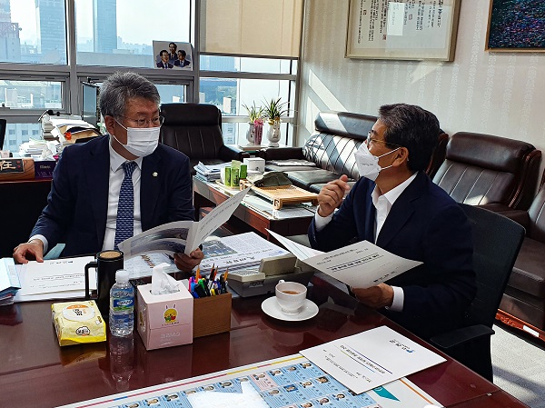 ▲김순호 구례군수(오른쪽)가 김회재 국회의원에게 퇴적토 준설사업과 인도교 설치사업을 건의하고 있다.(사진제공=구례군)