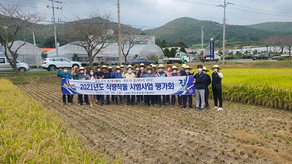 ▲진도군이 올해 벼농사 종합 평가회를 갖고 기념촬영을 하고 있다.(사진제공=진도군)