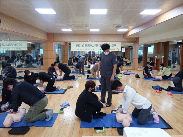 ▲무안군은 최근 자동심장충격기 설치기관 직원을 대상으로 응급처치·심폐소생술 교육을 실시했다.(사진제공=무안군)