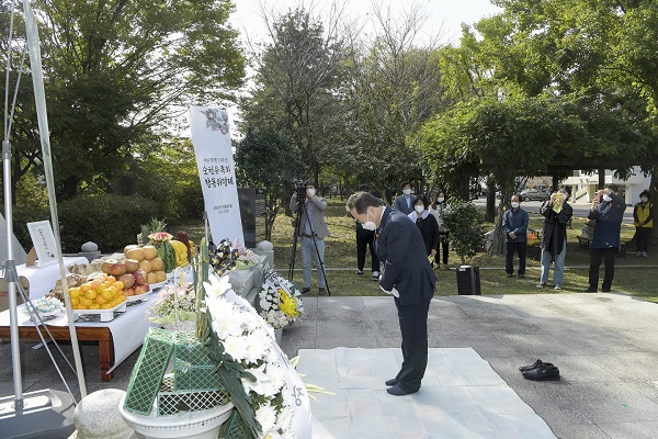 ▲순천시는 20일 여순항쟁탑에서 여수·순천 10·19사건 73주년 순천유족회 합동위령제를 유가족과 함께 거행했다.(사진제공=순천시)