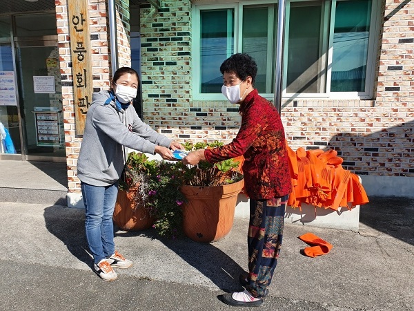 ▲어르신지킴이단원들이 대상자에게 마스크를 배부하고 있다.(사진제공=강진군)