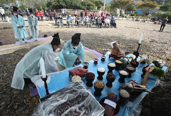 ▲지난 20일 강진군 병영면에서 은행나무 당산제가 20년만에 다시 열렸다.(사진제공=강진군)