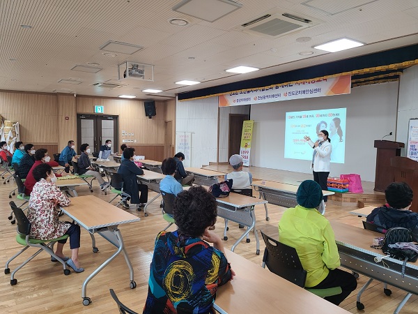 ▲진도군 치매안심센터가 최근 사회 서비스형 노인일자리사업 대상 어르신들에게 치매 예방 교육을 실시했다.(사진제공=진도군)