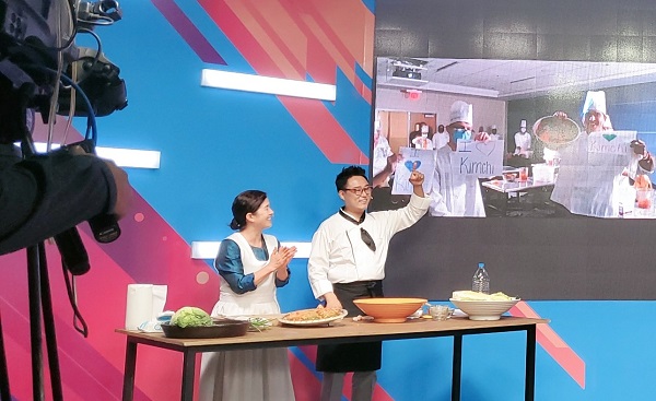▲광주광역시는 미국, 중국, 일본 해외자매도시 3곳을 대상으로 광주김치 담그기 체험교실을 온라인으로 운영했다.(사진제공=광주광역시)
