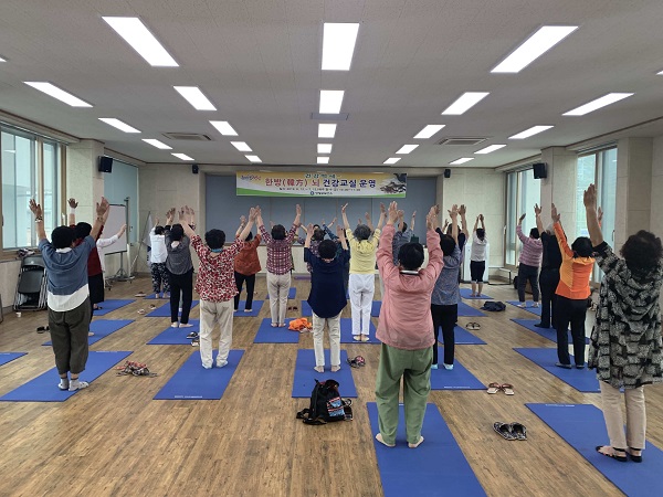 ▲한방 뇌 건강교실에서 스트레스 해소를 위한 체조(사진제공=영광군)