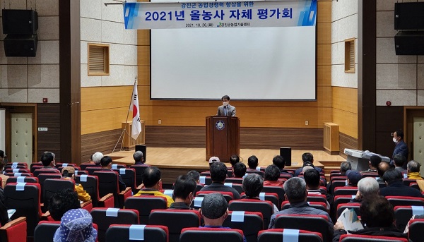 ▲이승옥 강진군수가 올농사 평가회에 참석한 농가들을 격려하고 있다.(사진제공=강진군)