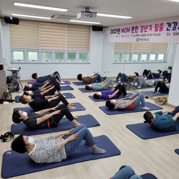 ▲무안군은 ‘MOM 편한 갱년기 탈출 건강교실’을 운영하고 있다.(사진제공=무안군)