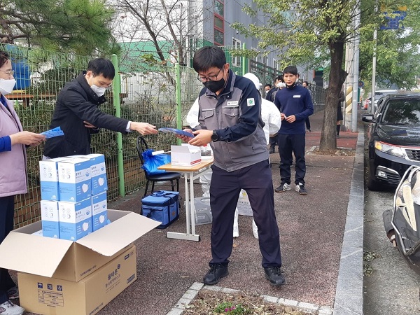 ▲담양군이 외국인 노동자를 대상으로 마스크를 전달하고 있다.(사진제공=담양군)