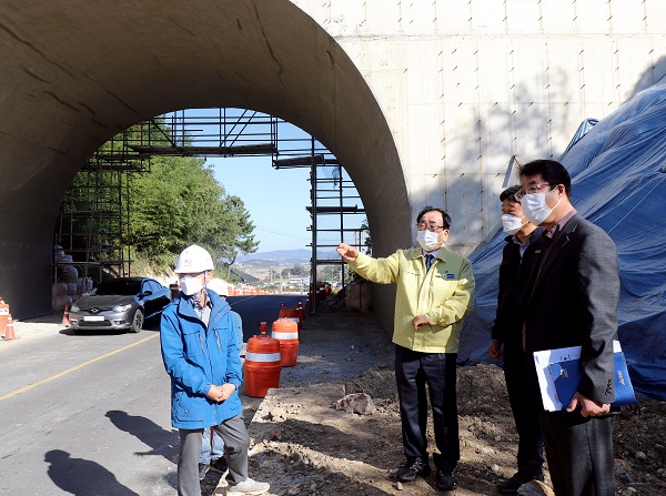 ▲김준성 영광군수는 지난 28일 영광읍 북문 경관정비사업 현장을 방문하여 공사관계자와 인근주민의 건의사항을 청취하는 시간을 가졌다.(사진제공=영광군)