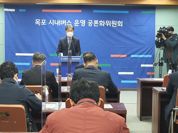 ▲정기영 위원장은 1일 목포시청에서 언론브리핑을 개최했다.(사진제공=목포시)