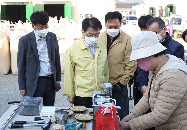 ▲강진군이 2일부터 쌀값 안정을 위해 본격적으로 2021년산 공공비축미곡 매입에 나섰다.(사진제공=강진군)