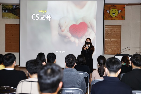 ▲지난 1일 강진군청 대회의실에서 공직자 친절교육 특강이 열렸다.(사진제공=강진군)
