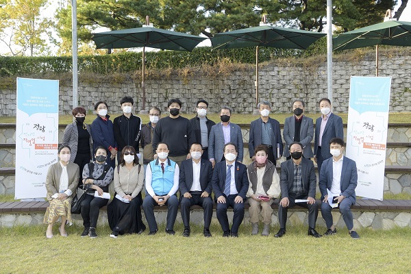 ▲순천시는 지난 10월 29일 소상공인 외식업 대표자들과 함께 외식산업의 위기 극복과 발전방안을 찾기 위해 정겨운 담소의 시간을 갖고 기념촬영을 하고 있다.(사진제공=순천시)