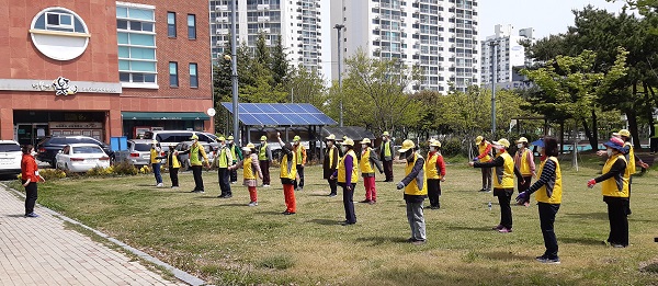 ▲광산구 더불어樂노인복지관에서 어르신들이 걷기 운동에 앞서 준비 운동을 하고 있다.(사진제공=광산구)