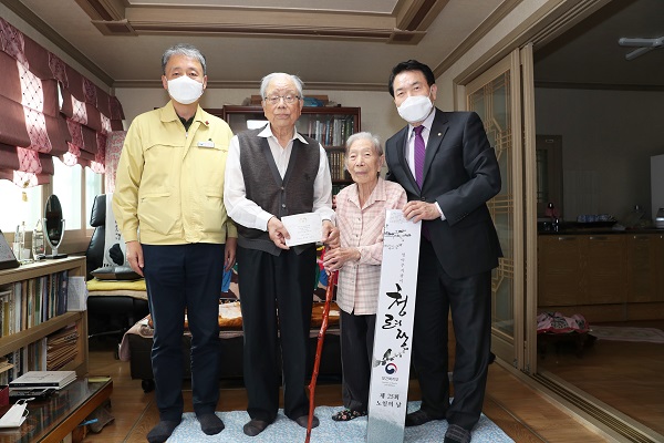▲장흥군은 지난 2일 100세를 맞은 어르신 댁을 방문해 장수지팡이 청려장을 전달했다.(사진제공=장흥군)