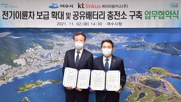 ▲권오봉 여수시장이 지난 2일 시장실에서 케이티링커스(주) 장영민 호남본부장과 전기이륜차 보급 확대 및 공유배터리 충전소 구축 업무협약을 체결하고 기념촬영을 하고 있다.(사진제공=여수시)