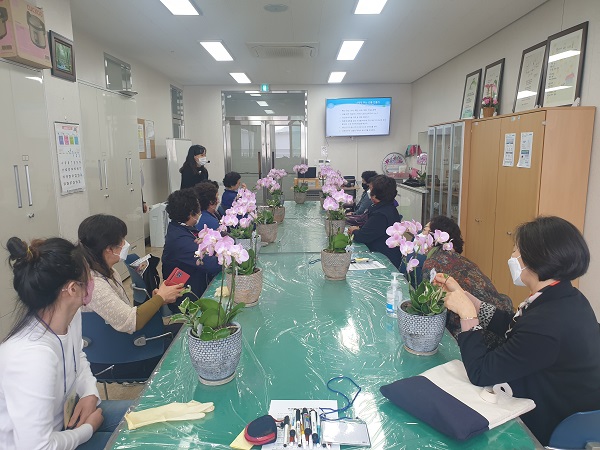 ▲참여자가 프로그램 활동을 하고 있다.(사진제공=강진군)