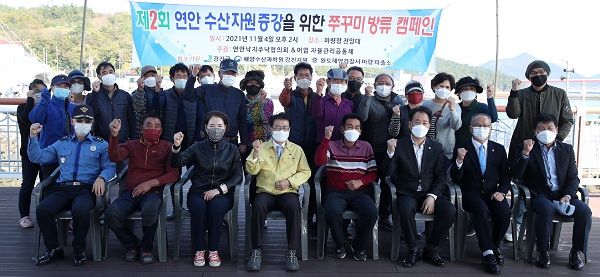 ▲강진낙지주낙자육관리공동체 회원들이 지난 4일 강진 마량항 일원에서 주꾸미를 방류 했다.(사진제공=강진군)