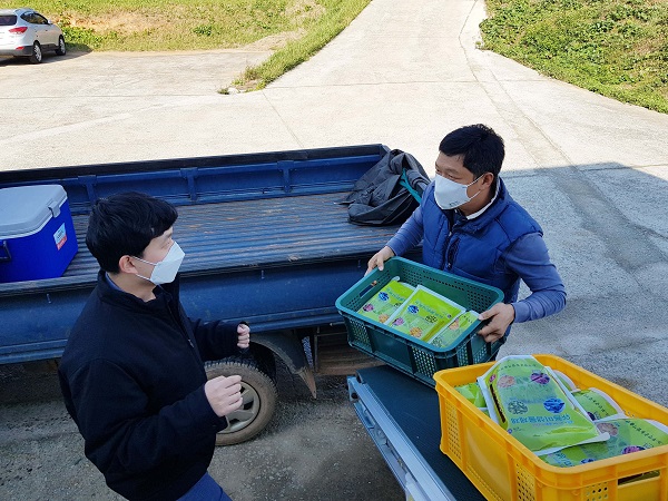 ▲무안군은 농·축산 농가를 대상으로 유용미생물을 공급하고 있다.(사진제공=무안군)