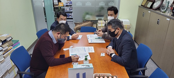 ▲윤영주 부군수를 비롯한 군 집행부는 지난 5일 국회를 방문해 진도군의 2022년 주요 현안사업의 당위성과 필요성을 적극 설명하고 국비 지원 협조를 요청했다.(사진제공=진도군)