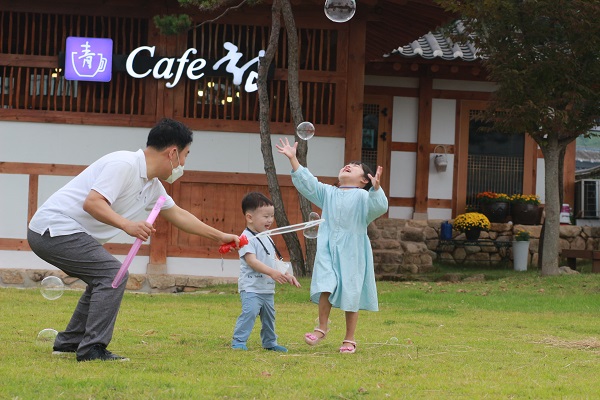 ▲강진읍 박상표씨의 ‘아빠와함께 비눗방울 춤을’ 이 공모전 최고상을 수상했다.(사진제공=강진군)