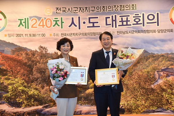 ▲순천시의회는 허유인 의장과 이영란 운영위원장이 전국시군자치구의회 의장협의회가 선정한 ‘지방의정봉사상’수상의 영예를 얻었다.(사진제공=순천시의회)