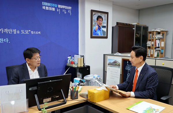 ▲영암군은 지난 5일 국회를 방문해 지역구 서삼석 국회의원를 만나 우리 군 지역현안 사업의 필요성에 대해 상세히 설명하고 국비 확보에 적극적인 지원을 요청했다.(사진제공=영암군)